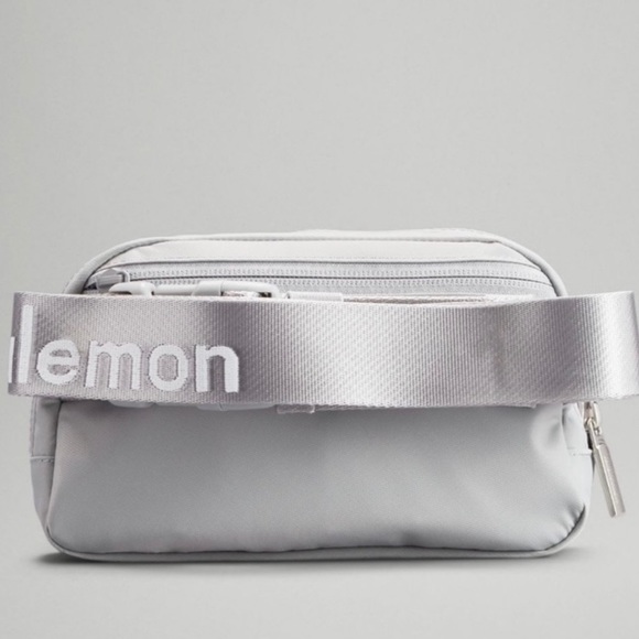 Lululemon Everywhere Belt Bag Silver Drop White Wordmark Crossbody Bag Nwt - Picture 3 of 5